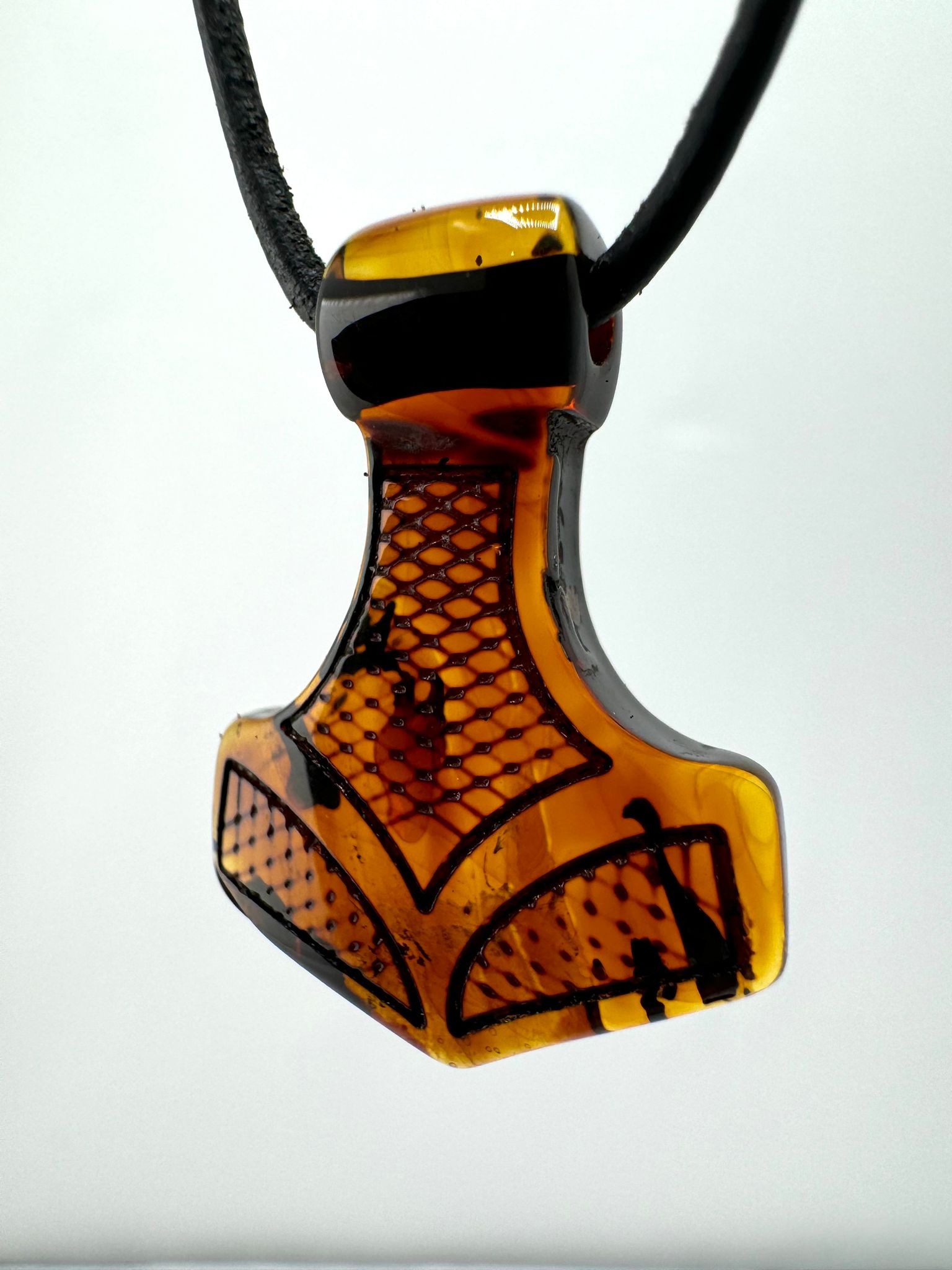 Bernstein-Mjönir mit Ornamentik